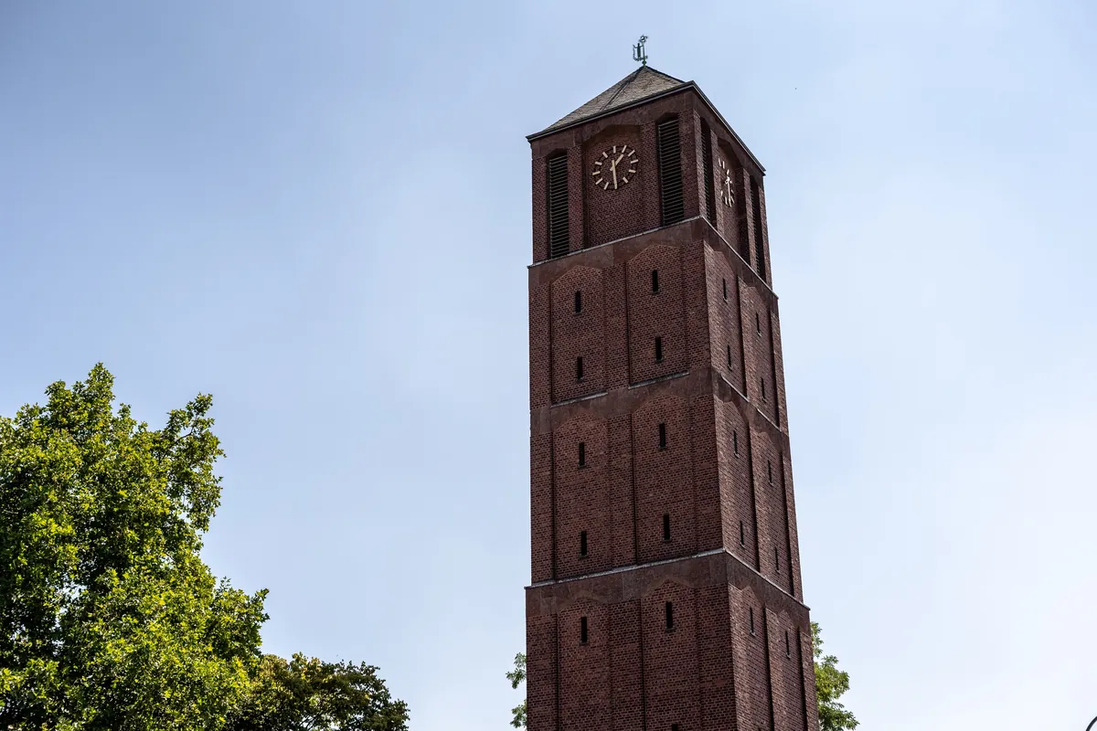 Kirchturm der St. Johann Baptist in Köln Altstadt Süd