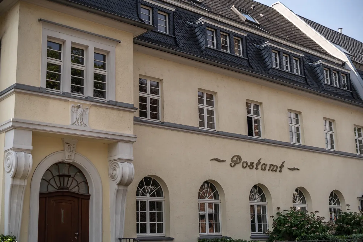 Altes Postamt am Mathiaskirchplatz in Köln Bayenthal