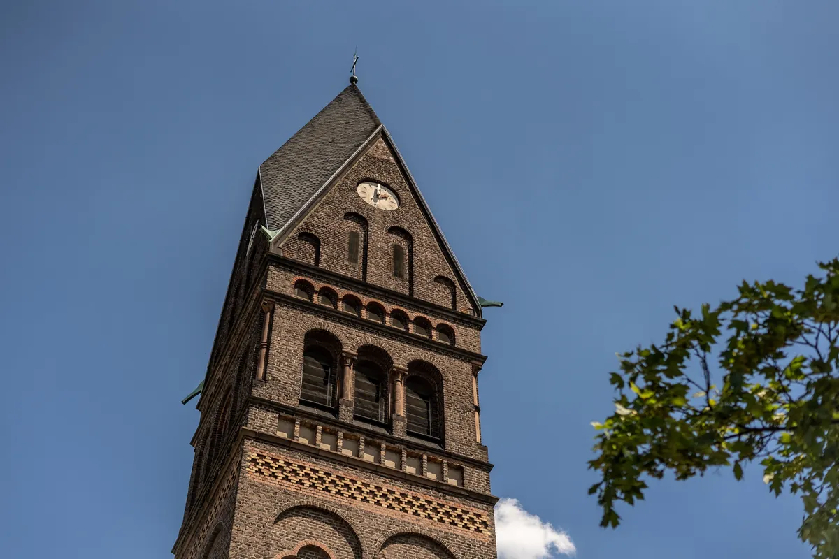Kirchturm der Rochuskirche in Köln Bickendorf