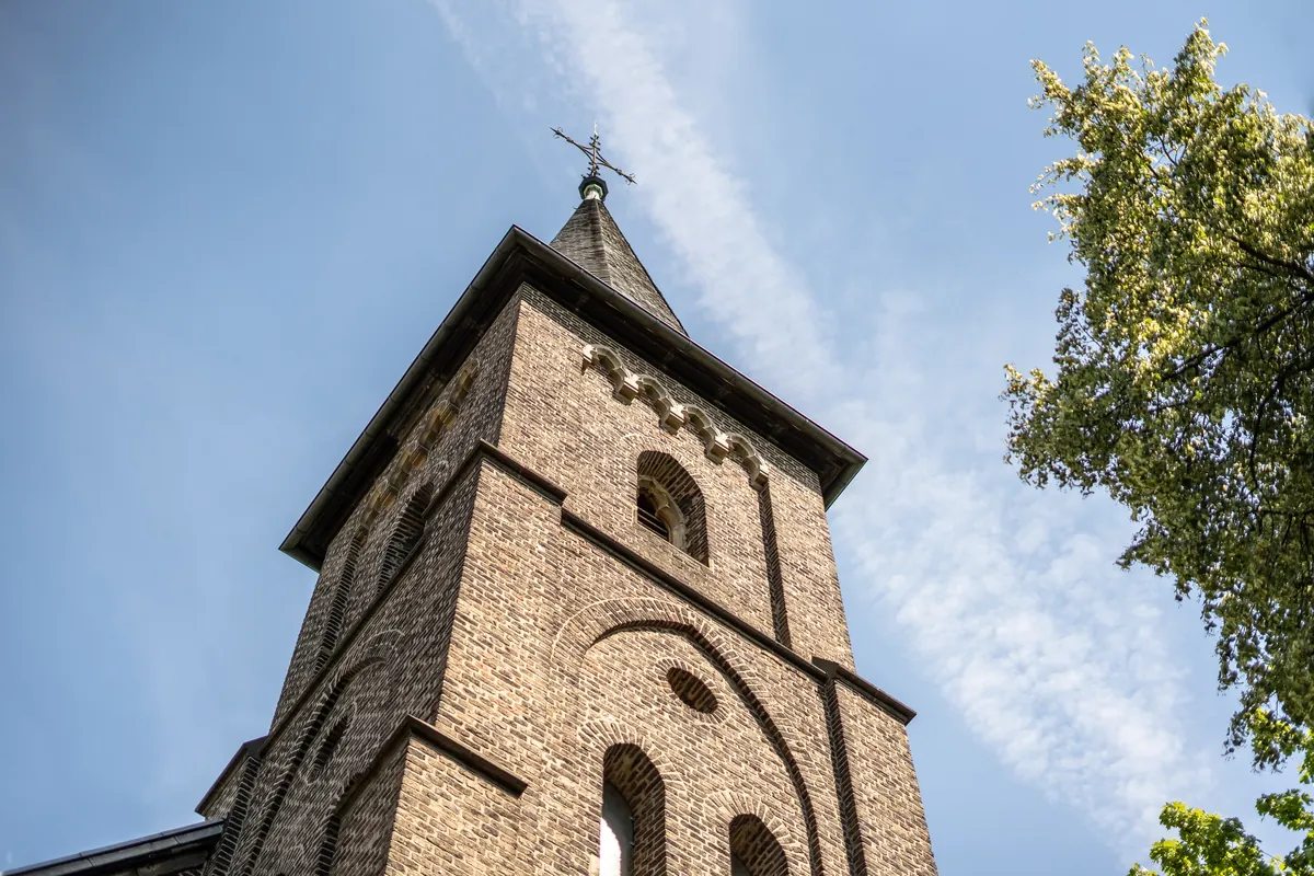 Kirchturm der St. Johannes Kirche in Köln Bocklemünd Mengenich