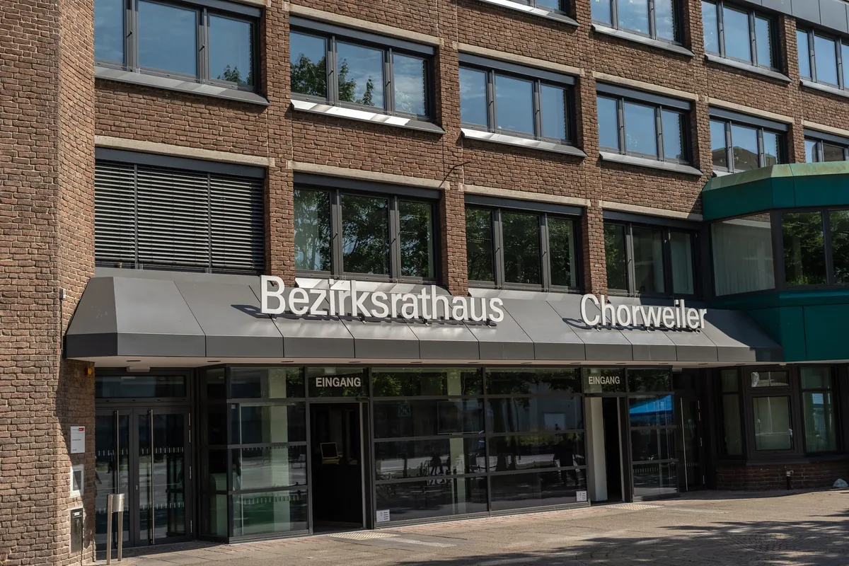 Eingang Bezirksrathaus in Köln Chorweiler