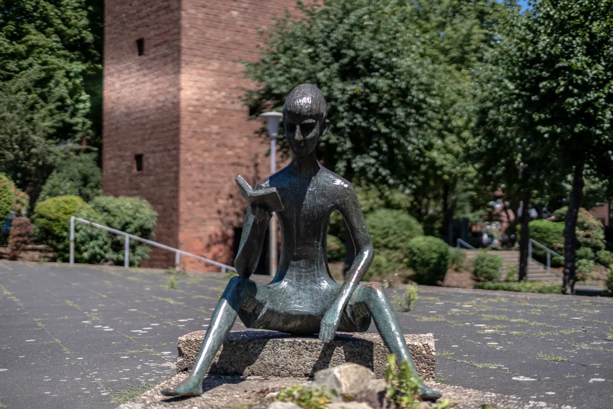 Der Nonnibrunnen an der Grabeskirche St. Bartholomäus in Köln Ehrenfeld