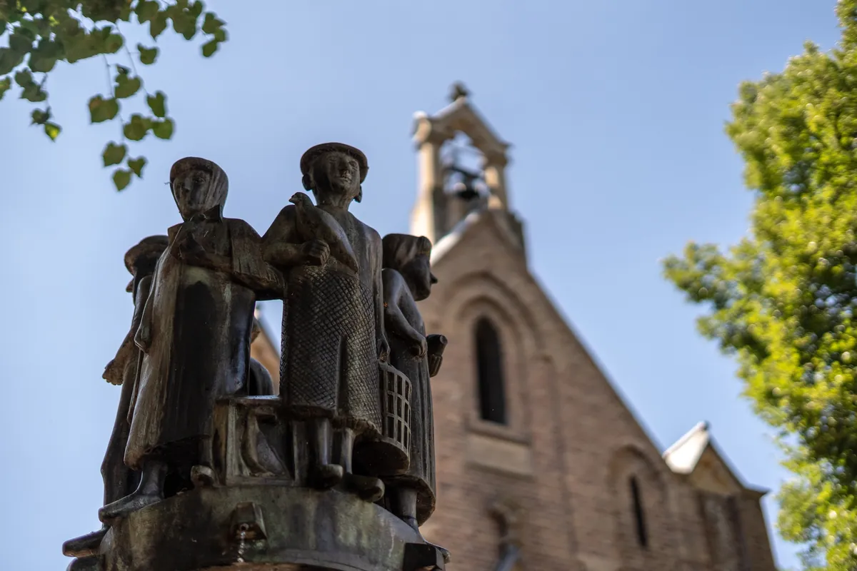 Skulptur an der Marktkapelle St. Maria Himmelfahrt in Köln Ehrenfeld