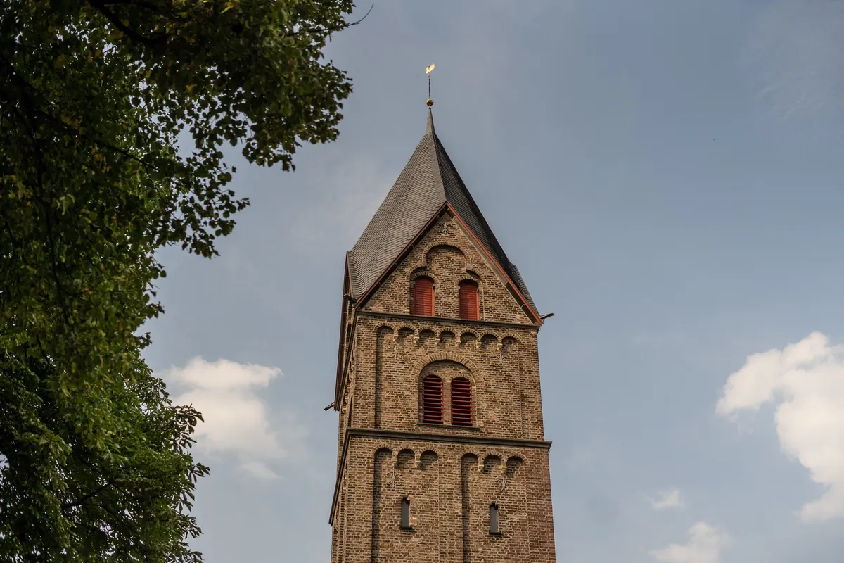 Kirchturm der St. Servatius in Köln Immendorf