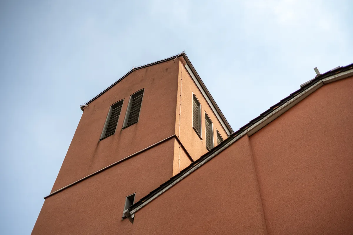 Kirchturm der Paul Gerhardt Kirche in Köln Lindenthal