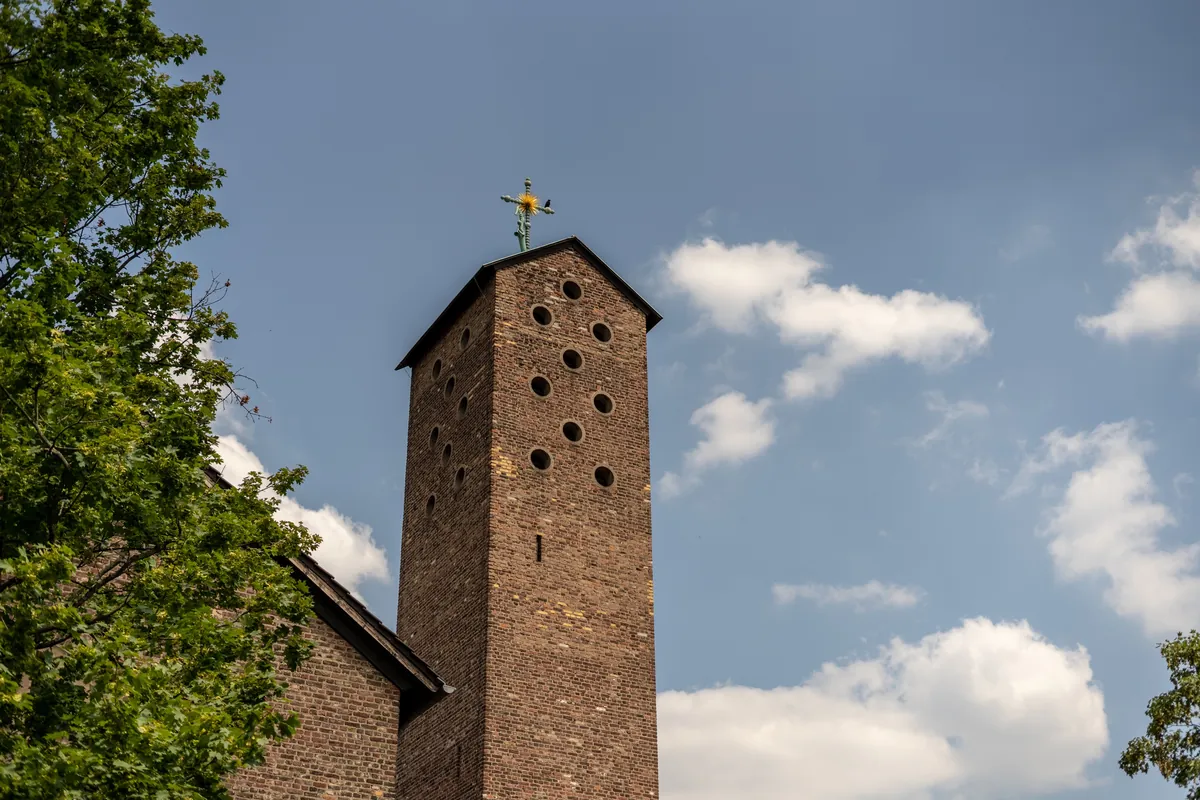 Kirchturm der St. Albertus Magnus in Köln Lindenthal
