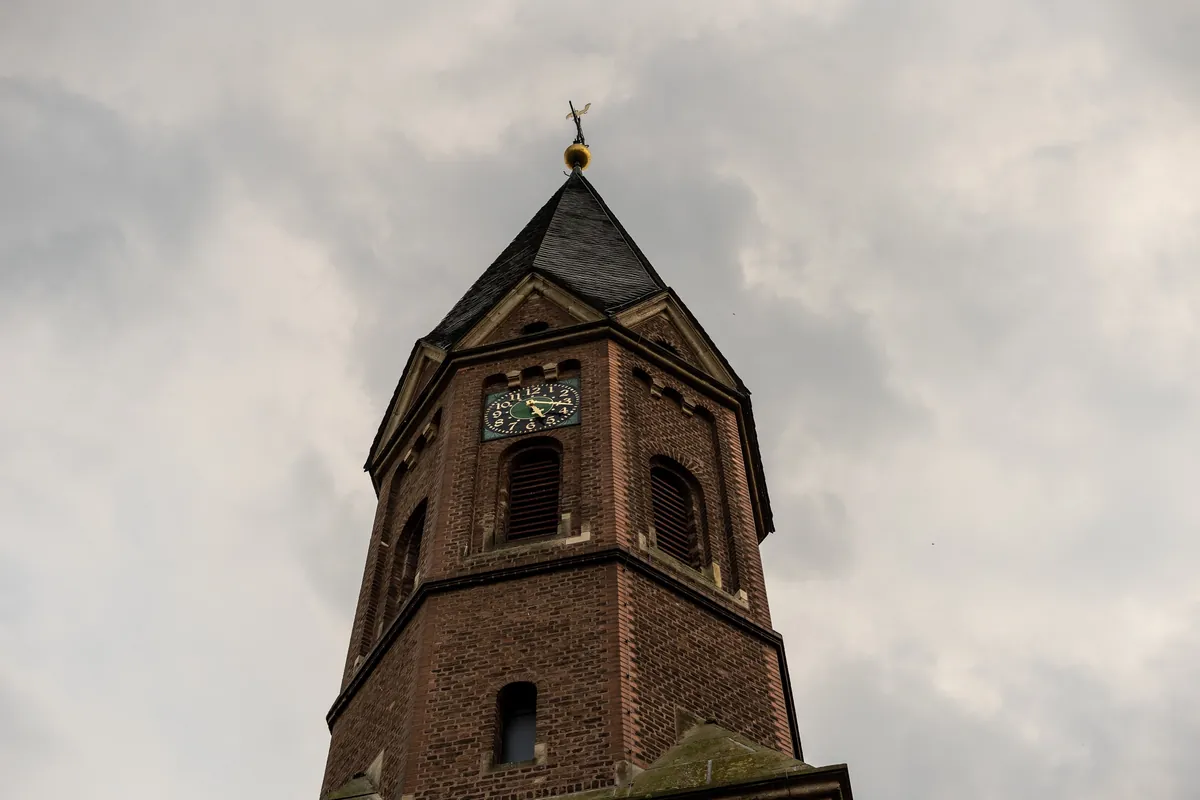 Kirchturm der St. Blasius in Köln Meschenich