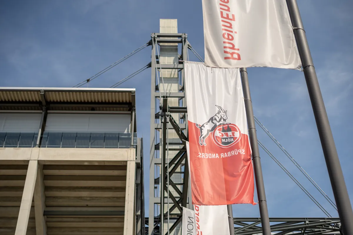 Flaggen am Rhein Energie Stadion in Köln Müngersdorf