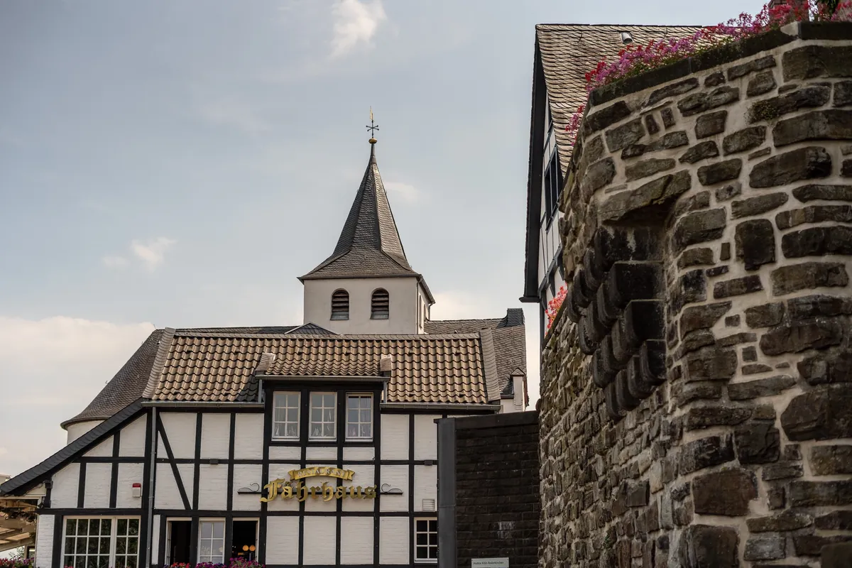 Kirchturm der Alt St. Maternus in Köln Rodenkirchen