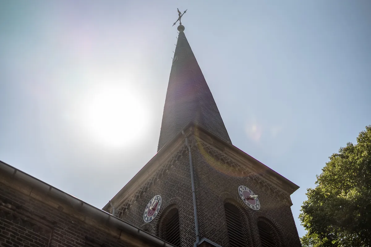 Kirchenspitze der St. Johann Baptist in Köln Roggendorf Thenhoven