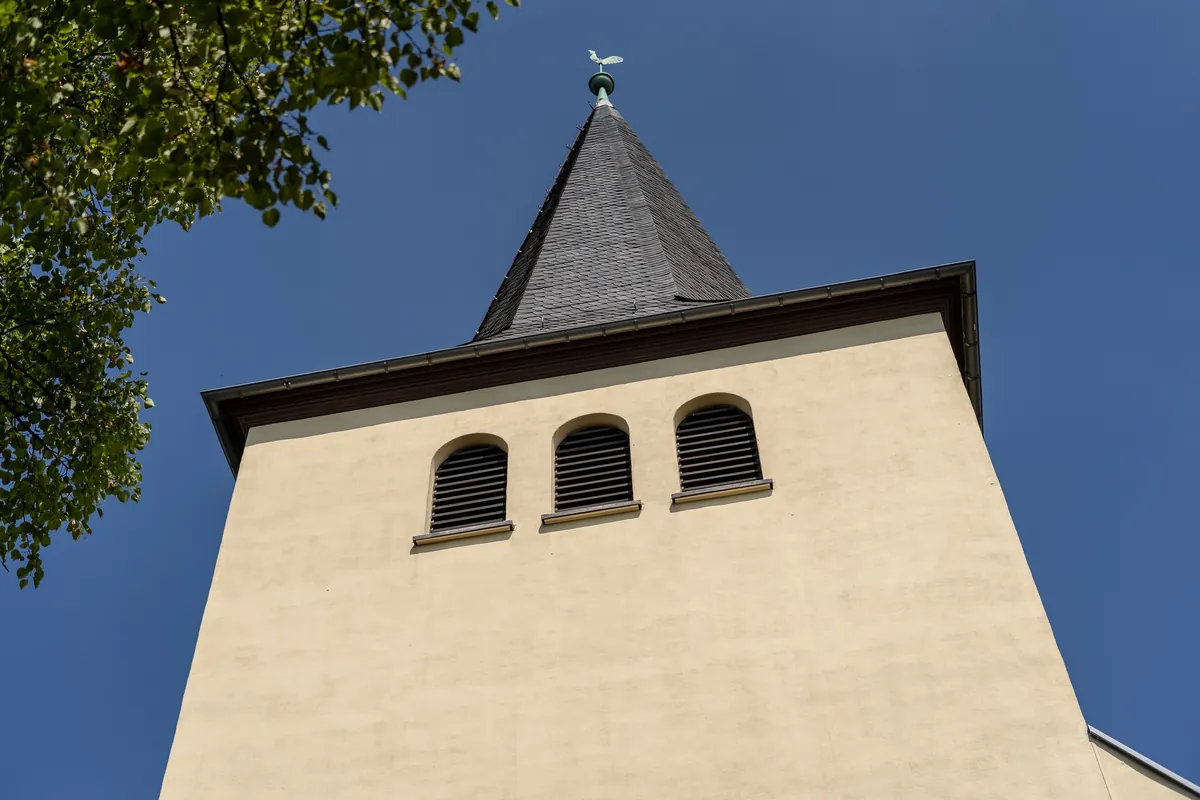 Kirchenspitze der St. Cosmas und Damian Kirche in Köln Volkhoven Weiler