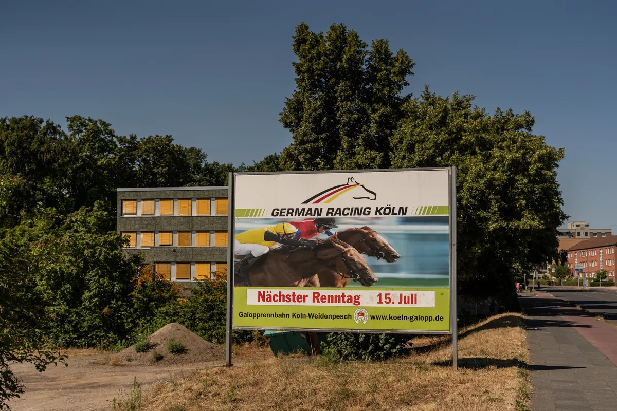 Werbung der Galopprennbahn in Köln Weidenpesch