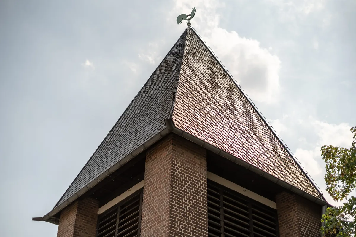 Kirchturm der St. Georg Kirche in Köln Weiß