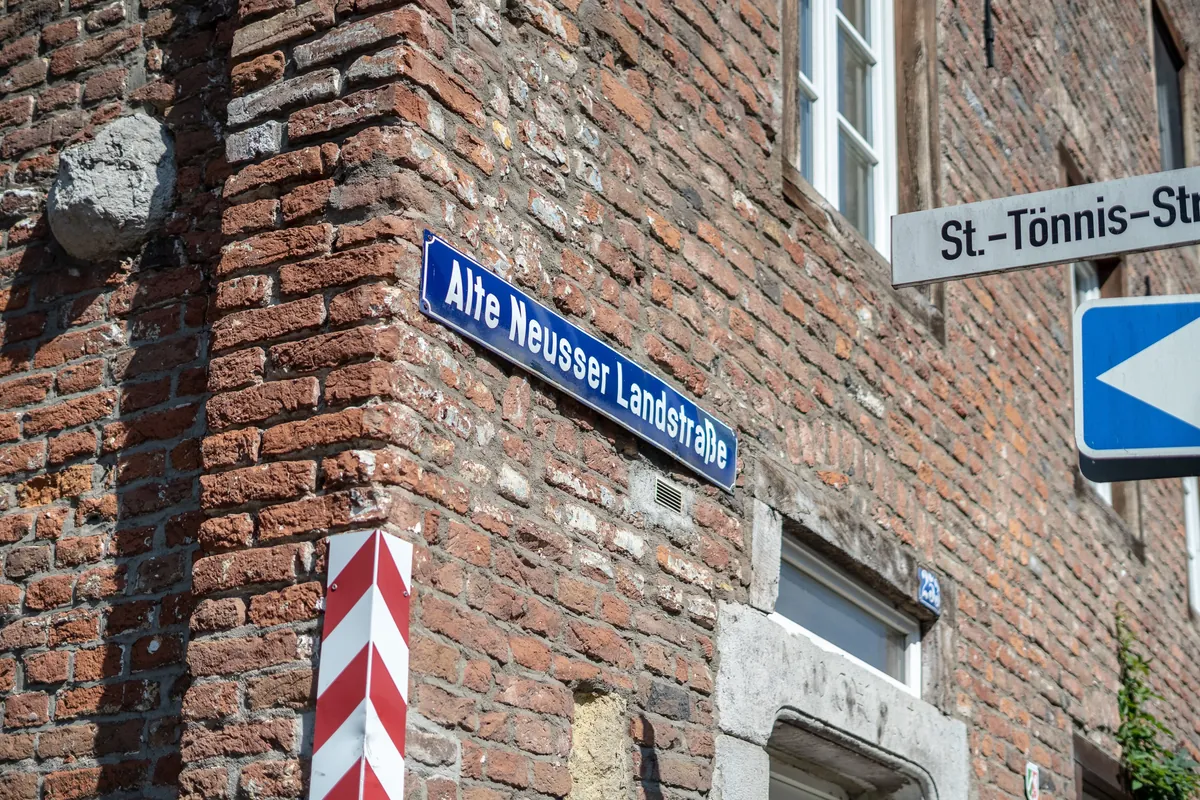 Alte Neusser Straße in Köln Worringen