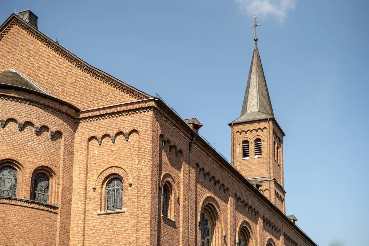 Kirchturm der Alt St. Pankratius in Köln Worringen