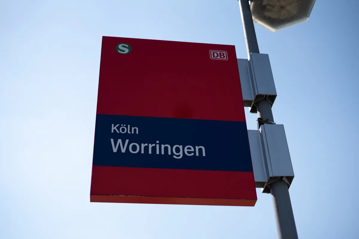 S-Bahn Haltestelle Schild Köln Worringen